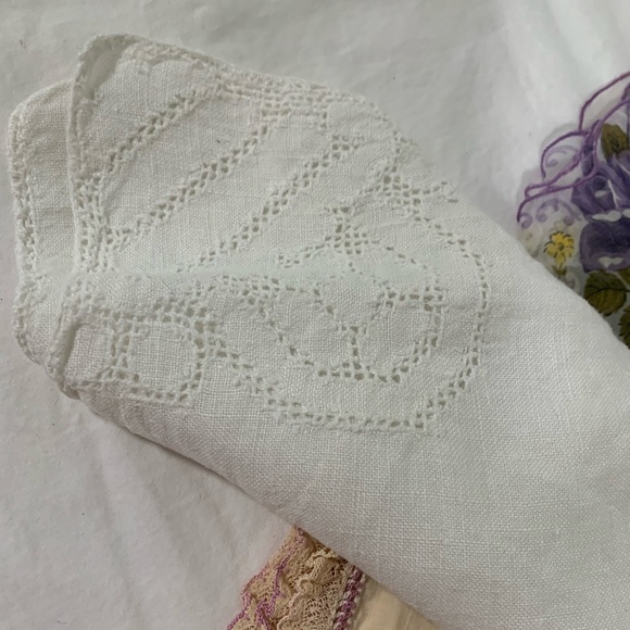 VINTAGE TEXTILE COLLECTION 8 PIECES HANDKERCHIEFS, NAPKIN, FINGERTIP TOWEL - Picture 2 of 7